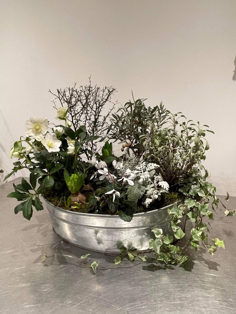 Composition florale de deuil réalisée par Après la rosée