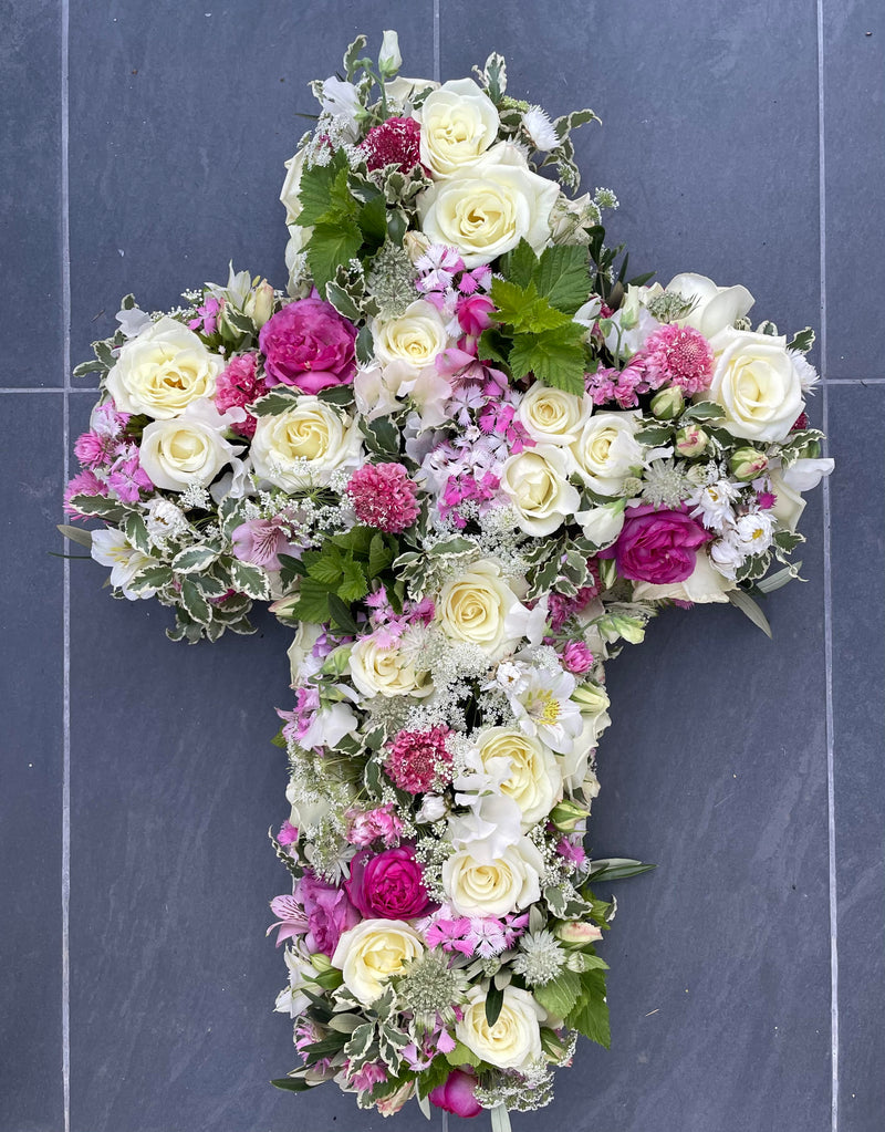 Composition florale de deuil réalisée par Après la rosée