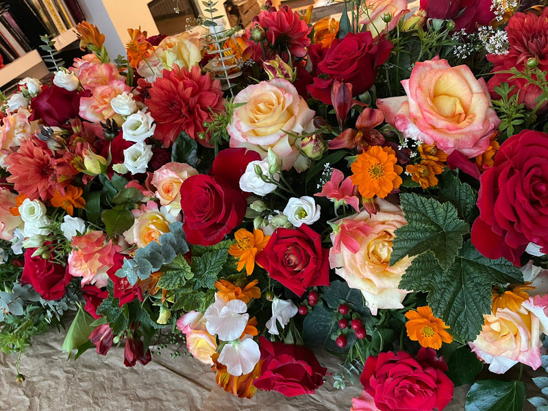 Composition florale de deuil réalisée par Après la rosée