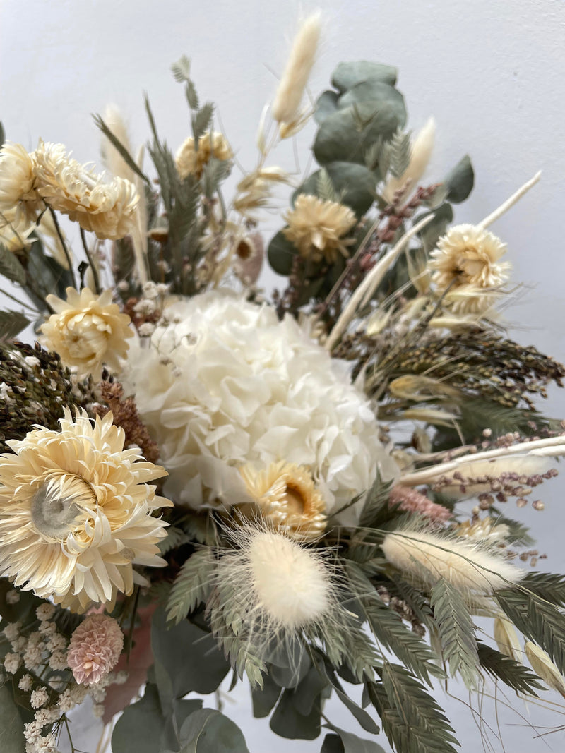 Composition florale de mariage réalisée par Après la rosée