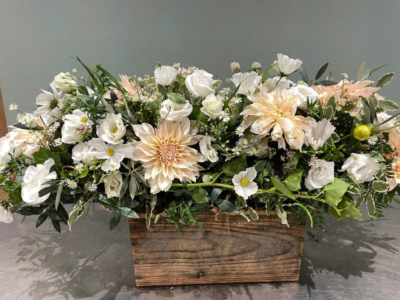 Composition florale de deuil réalisée par Après la rosée