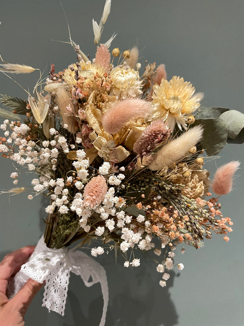 Composition florale de mariage réalisée par Après la rosée