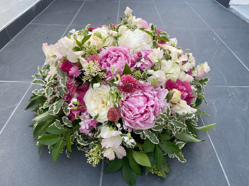 Composition florale de deuil réalisée par Après la rosée