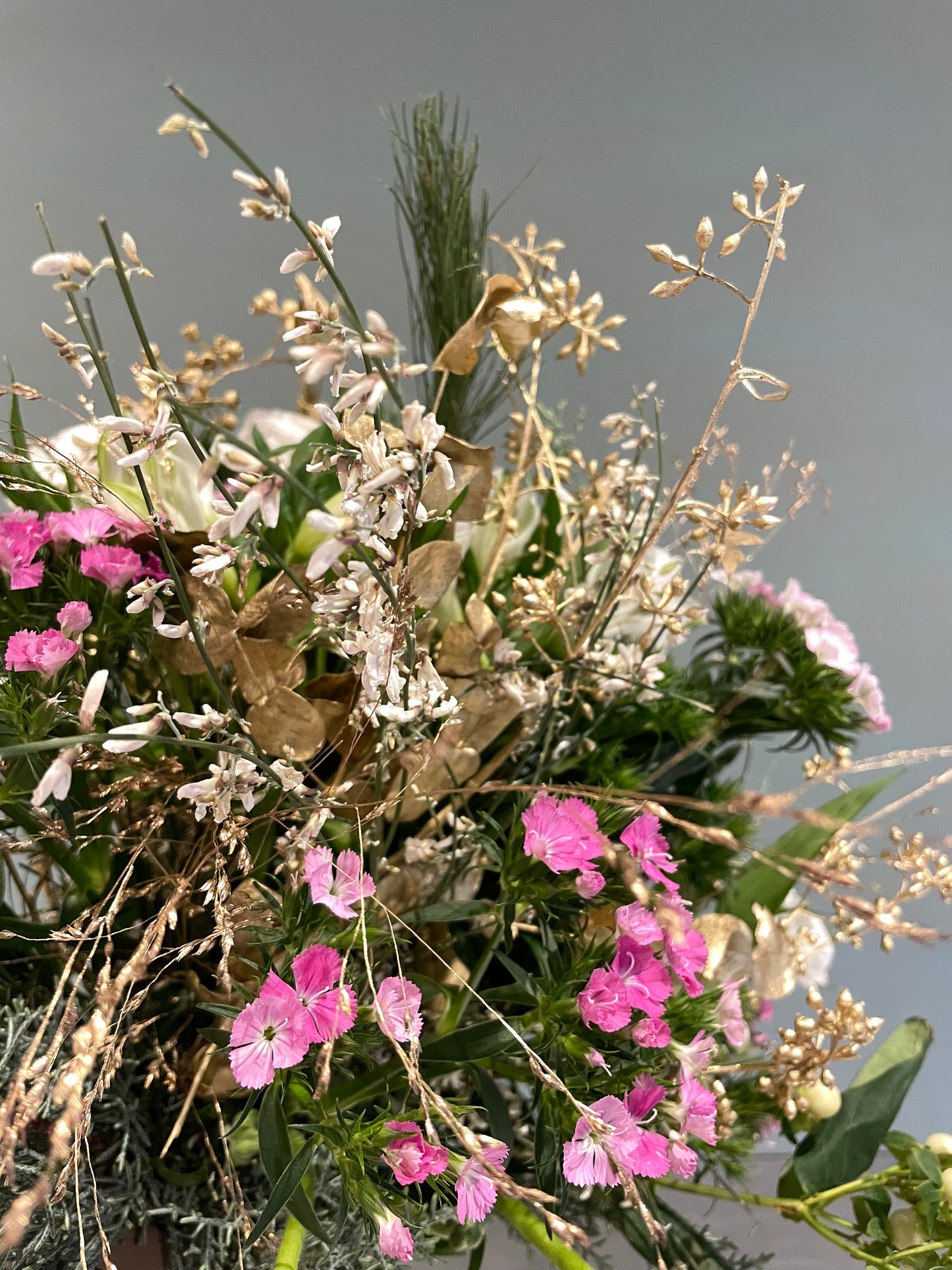 Bouquet pastel - avec feuillages festifs